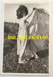 FERİ CANSEL'İN ORİJİNAL FOTOĞRAFI - 18 x 12 cm EBADINDA - FERİ CANSEL DOĞADA YERE ÖRTÜ SERİP GÜLÜMSERKEN ÇEKİLMİŞ BİR KARE