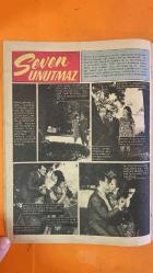 SEN BEN HAFTALIK FOTOROMANLAR DERGİSİ - 10 NİSAN 1967 SAYI: 1 — SEMA ÖZCAN - MARGARET LEE - MARILYN MONROE - GEORGE CUKOR - YVES MONTAND - JANE FONDA - VADIM - MAURICE CHEVALIER - KIRK DOUGLAS - ANNE BUYDENS - LIZ TAYLOR - RICHARD BURTON - MARLON BRANDO - CAROLL BAKER - MICHEL ROYER - ÖMER ŞERİF - LANA TURNER - ZSA ZSA GABOR - URSULA ANDRESS - JOHN DEREK - SAMMY DAVIS JR. - CEMA ÖZCAN - KORAY GÜNEY - IVET - POL PENAVANDA - SEMA ÖZCAN’DAN ÖZEL YAZI - HAFTANIN AŞK ADASI: İSKİYA’DA TUTKULU BİR MACERA - MARGARET LEE’NİN MARILYN MONROE İLE BAĞI VE DUBLÖRLÜK SERÜVENİ - HOLLYWOOD’DAN İTALYA’YA YILDIZLIK YOLCULUĞU - JANE FONDA’NIN ROMA ALIŞVERİŞİ - MAURICE CHEVALIER’İN SAHNEYE VEDA TARİHİ - KIRK DOUGLAS VE EŞİNDEN YİNE BOŞANMA HABERİ - LIZ TAYLOR İLK KEZ BURTON’SIZ SAHNEDE - CAROLL BAKER’DEN AŞK ÜZERİNE FİLM İÇİ YORUM - ÖMER ŞERİF’TEN KADINLARA AŞK VE ÖZGÜRLÜK ÜZERİNE TAVSİYELER - SEVEN UNUTMAZ FOTOROMANI - AŞK ADASI FOTOROMANI - AŞKA GİDEN YOLLAR FOTOROMANI - 32 SAYFA