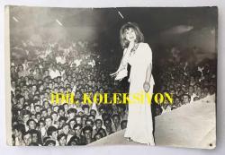 FERİ CANSEL'İN ORİJİNAL FOTOĞRAFI - 18 x 12 cm EBADINDA - FERİ CANSEL SAHNEDE ŞARKI SÖYLERKEN ÇEKİLMİŞ BİR KARE