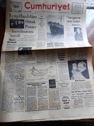 Cumhuriyet Gazetesi - 28 Ekim 1967 - değerli bir konuk yazan Nadir Nadi Başmakale - Eyüp Han İslam ortak pazarı kurulmasını istedi - Eyüp Han Ankara Belediye Başkanı Halil Sezai Erkut'tan şehrin altın anahtarını alırken fotoğraf - İsrail başbakanı Levi Eşkol Savaş geride kaldı fakat bitmedi dedi - fener Patriği Athenagoras İle Papa Paul buluştu fotoğraf - eski Demokrat partililer Adnan Menderes Fatin Rüştü Zorlu ve Hasan Polatkan'ın Eyüp'e gömülmelerini izlemek için harekete geçtiler - Fendoğlu yazan İlhan Selçuk - 50. Yıldönümünde 1917 ihtilalinin hikayesi - Yunanistan'da solcular 15 Kasım'da yargılanıyor - Ordu yardımlaşmanın 2. Grup meskenlerinin temeli törenle atıldı - ismailiye mezhebinin genç lideri Kerim Han yeşilköy'de gazetecilerle tartıştı -  Sinema Dişi James Bond - haftanın şakası yazan Burhan Felek - Rauf Meleksoy toto'da işçi kıyımı ile itham ediliyor - Beşiktaş Dolmabahçe'de Demirspor ile oynuyor - Futbol Federasyonu Başkanı Orhan Şeref Apak'tan  federasyonlara bildiri