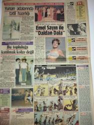 RENK GAZETESİ-18 Haziran 1984- Raquel Welch-Nezihe Araz-Sait Faik-Hülya Koçyiğit-Kartal Tibet-Ayşe Esgeçer-Emel Sayın-Atıf Yılmaz-Müjdat Gezen-Tanju Okan-İlhan Şeşen-Osmanlı Viyana Kapılarında-Şimdi renkli köpekler moda-Dülger Balığı sahneye hazır-Sarı Kız-Yunan adalarında tatil hazırlığı-Bu topluluğa katılmak kolay değil-Emel Sayın ile Daldan Dala