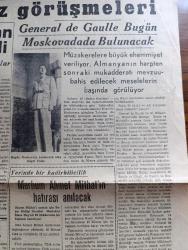 Bayram Gazetesi - 29 İkinciteşrin (Kasım) 1944 - büyük ideale doğru yazan Muvaffak Galip Sunal başmakale - Sovyet Fransız görüşmeleri - Roer ırmağında Alman müdafaa hattına girildi - General De Gaulle bugün Moskova'da bulunacak fotoğraf - harp ateşiyle harap olmak tehlikesinde bulunan Budapeşte şehrinden bir görünüş - merhum Ahmet Mithat'ın hatırası anılacak - Hollanda Almanya topraklarından pay talep ediyor - Ankara muhteliti İstanbul b takımını 2 0 yendi fotoğraf - Bayram gözüyle yazan Hasan Kumçayı - Amerika'dan 135 milyon liralık malzeme alıyoruz- beslemenin aşkı yazan Mahmut Yesari - Bayram günlerinde ne kesilir yazan Burhan Felek  - İsfendiyar Esat Kadaster - İsmail dümbüllü Beyoğlu İstanbul Gazino'sunda - sinema alemi mecmuası çıktı - kahramanlar destanı şık ve yıldız sinemalarında - ses Tiyatrosu opereti kapan - Lorel ve Hardy pasif korunma memurları Kadıköy Opera sinemasında - Hamiyet Yüceses Selahattin Pınar Hamdi Tokay Zehra bilir Novotni oteli altında aile saz salonunda -
