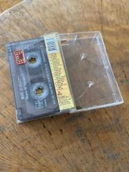 NURİ SESİGÜZEL - ÖLEYİM Mİ YASEMİN - KASET