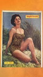 BÜYÜK GAZETE HAFTALIK SİYASİ MAGAZİN MECMUASI DERGİSİ - 31 ARALIK 1960 SAYI: 39/2 — M. FAİZ TURHAN - SAMİYE TURHAN - RIZA OLCAYTO - SÜREYYA ÖZGÖR - REGAT EKREM KOÇU - NACİ SADULLAH DANIŞ - MUHTAR YAZIR - HASAN ŞÜKRÜ ADAL - AZİZ NESİN - NİYAZİ AHMET BANOĞLU - NEVDET RÜŞTÜ EFE - GÜZİN SAYAR - AFİF YESARİ - İSLAM CUPİ - HALUK ŞEVKET - AVAL ANIL - NECATİ CUMALI - ORHAN KEMAL - FÜRUZAN H. TOKİN - SELAHATTİN HILAV - YAŞAR KEMAL - ADNAN VELİ - CENGİZ TUNCER - SENNUR SEZER - HARUN R. İDİL - VALA ÖNENGUT - İRİS KARANFİL - YAŞAR MERİÇ - SÜAVİ SCALP - OSMAN ÖZCAN - BURHAN BELGE - SALİM BAĞOL - EKREM ACUNER - AHMET YILDIZ - ALPARSLAN TÜRKEŞ - CEMAL GÜRSEL - NECİP - NASIR - DOKTOR KENTLİ - BAYUR - BÖLÜKBAŞI - AKIL HASTANESİNDE TEMSİL: HASTALARIN BAŞARILI OYUNU İLGİYLE İZLENDİ - ALTIN ARAYICILARI: “İSTANBUL’UN TAŞI TOPRAĞI ALTIN” SÖZÜNÜN PEŞİNDE - SOPHIA LOREN’İN PASAPORTU: FOTOĞRAFÇININ MERAKLI HAMLESİ - İKİNCİ AF: CEZAEVLERİNDEN TAHLİYE EDİLENLER - RADYO DAVASI: MENDERES’İN PROPAGANDA Y - 44 SAYFA