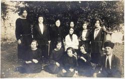 [FOTOĞRAF] [EĞİTİM TARİHİ / Erken Cumhuriyet dönemi] Cumhuriyet’in ilk yıllarında kadın eğitimi (kızlar) ve öğretmenler ile kalpaklı yönetici (1920’ler - 1930’lar)