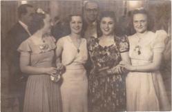 [CEMİYET FOTOĞRAFI / KADIN / ERKEN CUMHURİYET BALO] İsveç, Yugoslav iş insanlarının kızı ve Tahir Lütfi Bey'in kızı Şermin Hanım'ın (soldan ikininci) bir davette çekilmiş fotoğrafı