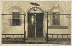 [FOTOĞRAF / MİMARİ / BURSA] 1927 Bursa Muradiye (?) hamamının içten görünüşü, tavandan sarkan gaz lambası detayı (Osmanlıca yazılı)