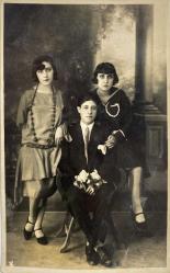 [ERKEN CUMHURİYET DÖNEMİ - FOTO RASİM - İZMİR] 1929 Genç hanımlar ve beyefendi 
