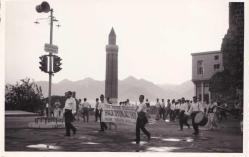 Efemera - [FOTOĞRAF / ANTALYA] "Türk Devrim Ocakları halk oyunları ekibi hazine yararına Anadolu gezisi" yazılı pankart taşıyan gençler, Antalya Yivli Minare önünde, 30 Ağustos 1960 - kitantik - kitaLog