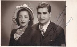 [FOTOĞRAF] Sosyal Hayat Çiçekli şapkası ve takım elbisesi ile genç çift stüdyo hatıra pozu