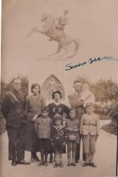 [FOTOĞRAF]1936  Samsun Atatürk heykeli önünde poz veren subay ve ailesi, bahriye kostümlü çocuk