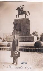 [FOTOĞRAF] 1938 İzmir Kordonboyu Atatürk heykeli önünde poz veren beyefendi