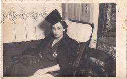 [FOTOĞRAF / KADIN / MODA] Şık giyimli ve başlıklı hanımefendi. Foto Ay