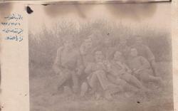 [FOTOĞRAF / KURTULUŞ SAVAŞI] 1337 [1921] Kuvay-ı Milliyeciler ve subaylar İstiklal Harbi sırasında hatıra fotoğraf (Niğde Bölgesi'nde Kurtuluş Savaşı'na katılmış komutanın terekesinden, Osmanlıca yazılı)