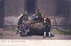 [KARTPOSTAL / MESLEK] İSTANBUL: Hamals (Porte - faix) Osmanlı dönemi sırık hamalları. Renkli taş baskı.