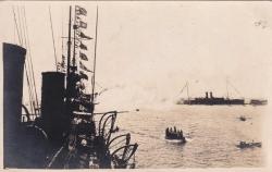 [FOTOĞRAF / İŞGAL İSTANBUL'U (1919-1922)] Boğazda işgal gemileri. Çok sayıda bayrakları dalgalanan iki adet işgal gemisi görülmektedir