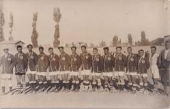 [FOTOĞRAF] Erken Cumhuriyet Dönemi Futbol - Konya İdman Yurdu futbolcuları ve yöneticileri sahada tek sıra halinde