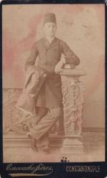 [CDV - KABİN FOTOĞRAF] Caracache Freres Fotoğrafhanesi - CONSTANTINOPLE Stüdyoda boydan hatıra pozu veren Osmanlı Beyefendi
