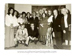 [FOTOĞRAF / TÜRK RESİM SANATI] Çağdaş Türk ressamları birarada: Maide Arel (1907-1997), Hulusi Mercan, Birim Bozok, Ruzin Galatalı, Ali Avni Çelebi, Vali Namık Şentürk, R. Resnelioğlu, Jale Yaşar, Kainat Pajonk, Hilal Şanda, (Oturanlar) Tuğrul Atalay, Zeki Kıral (1927-)
