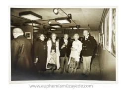 [FOTOĞRAF / TÜRK RESİM SANATI] Haldun Taner, Nesibe Türkömer, Hasan Kavruk, Nermin Pura (1923-) ve Kadrünisa Aydemir İş Bankası Galerisi Nesibe Türkömer Sergisinde - 1978