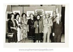 [FOTOĞRAF / TÜRK RESİM SANATI] Nermin Pura (1923-), Numan Pura (1907-1989) ve ressam Zeki Kıral (1927-): Prof. Kenan Özkan, Cemiyet başkanı ressam Zeki Kıral (1927-), ressam Cafer Bater, Emine Gürsoy [Naskali], Necla Hanım, Mübin Başar