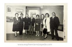 [FOTOĞRAF / TÜRK RESİM SANATI] Nermin Pura (1923-), Metin Nigar, Nazmiye Nigar, Nevide Gökaydın (1923-2017), banka müdürü Cahit Güldiken, banka müdürü Ali Cebeci, 4 Kasım 1962 tarihli resim sergisinde