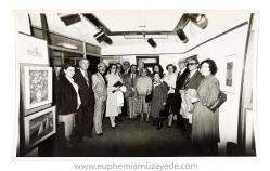 [FOTOĞRAF / TÜRK RESİM SANATI] Ressam Zeki Kıral (1927-), Nermin Pura (1923-) ve Numan Pura (1907-1989) ve sanatçılar cemiyet fotosu
