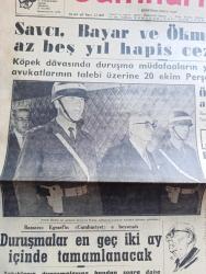 Cumhuriyet Gazetesi - 16 Ekim 1960 - Savcı Celal Bayar Ve Nedim Ökmen İçin En Az Beş Yıl Hapis Cezası İstedi - Nedim Ökmen Suçu Celal Bayar'a Atmakta Israr Ediyor - Celal Bayar'ın Kızı Nilüfer Gürsoy Dünkü Duruşmayı Ağlaya Ağlaya Takip Etti Fotoğraf- Başsavcı Altay Ömer Egesel'in Cumhuriyet'e Beyanatı Duruşmalar En Geç İki Ay İçinde Tamamlanacak fotoğraf - Celal Bayar duruşma salonuna getirilirken fotoğraf-  Eski Devlet Demiryolları Genel Müdürü Safa Yalçuk Dün Tahliye Edildi Fakat - Demokrat Parti'nin Organı Olan Radyo Meselesi Yüksek Soruşturma Kurulunda - Yassıada İntibaları Yazan Cevat Fehmi Başkut - Yassıada'dan Portreler Adnan Menderes Yazan Cahit Tanyol - Uluslararası Tiyatro Festivali  -  inanmak güvenmek sağlamlık yazan Yaşar Kemal Köşe Yazısı - Nevzat Emiralp İstanbul Emniyet Müdürü Oldu - Resimli Roman Başkasının Günahı Çizen Yves Sayol - Fenerbahçe Karşıyakayı Güzel Bir Oyunla 7 1 Yendi - Beşiktaş Dünkü Maçta Adana Demirspor'u 3 0 Yendi - Buğday Bankası - Radyolin