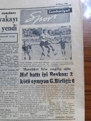 Cumhuriyet Gazetesi - 16 Ekim 1960 - Savcı Celal Bayar Ve Nedim Ökmen İçin En Az Beş Yıl Hapis Cezası İstedi - Nedim Ökmen Suçu Celal Bayar'a Atmakta Israr Ediyor - Celal Bayar'ın Kızı Nilüfer Gürsoy Dünkü Duruşmayı Ağlaya Ağlaya Takip Etti Fotoğraf- Başsavcı Altay Ömer Egesel'in Cumhuriyet'e Beyanatı Duruşmalar En Geç İki Ay İçinde Tamamlanacak fotoğraf - Celal Bayar duruşma salonuna getirilirken fotoğraf-  Eski Devlet Demiryolları Genel Müdürü Safa Yalçuk Dün Tahliye Edildi Fakat - Demokrat Parti'nin Organı Olan Radyo Meselesi Yüksek Soruşturma Kurulunda - Yassıada İntibaları Yazan Cevat Fehmi Başkut - Yassıada'dan Portreler Adnan Menderes Yazan Cahit Tanyol - Uluslararası Tiyatro Festivali  -  inanmak güvenmek sağlamlık yazan Yaşar Kemal Köşe Yazısı - Nevzat Emiralp İstanbul Emniyet Müdürü Oldu - Resimli Roman Başkasının Günahı Çizen Yves Sayol - Fenerbahçe Karşıyakayı Güzel Bir Oyunla 7 1 Yendi - Beşiktaş Dünkü Maçta Adana Demirspor'u 3 0 Yendi - Buğday Bankası - Radyolin