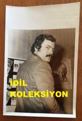 YEŞİLÇAM'IN UNUTULMAZ OYUNCUSU ve TRABZON'UN İFTİHARI TANJU GÜRSU'NUN ORİJİNAL 3'LÜ FOTOĞRAF SETİ - 18 x 12 cm EBADINDA - TANJU GÜRSU'NUN 1970'LERDE ÇEKİLMİŞ 3 FOTOĞRAFI