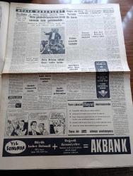 Cumhuriyet Gazetesi - 2 Kasım 1960 - Doğru Ve Yerinde Bir Karar Yazan Nadir Nadi Başmakale - Milli Komite Üniversitelerden Tasfiye Edilecek Üyeleri Senatolara Bıraktı - Hikmet Bil İbrahim Alper Aziz Celal Şengün Tanık mevkiinde fotoğraf - Fuat Köprülü Ve Haçopulos Dün Adnan Menderes'i İtham Ettiler - Ankara Üniversitesi Dün Törensiz Açıldı - Yassıada İntibaları Yazan Cevat Fehmi Başkut ve Yaşar Kemal - Ali Ulvi'nin Fırçası İle Haçopulos - Hizmetçi Linda Naciye Aydan Ve Hemşire Fatma Dünkü Duruşmada Şahitlik Ederken fotoğraf - Ortadoğu Teknik Üniversite Rektörü Turhan Feyzioğlu'nun İstifası Kabul Edilmedi - Cumhuriyet Amerikan Seçimlerinde Yazan Doğan Nadi Köşe Yazısı - Batı Almanya Başbakanı Adenauer NATO Günün İhtiyaçlarında Cevap Verecek Hale Getirilmelidir Dedi - İlaç Fiyatlarında İndirme Yapılıyor  - 55 Milli Takımın Katıldığı 1962 Dünya Kupası Maçları Ne Durumda - Basketbolda Fenerbahçe Galatasaray Bu Hafta Oynayacak - Galatasaray basketbol maçı için Olympiakos ile temasa başladı