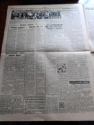 Cumhuriyet Gazetesi - 2 Kasım 1960 - Doğru Ve Yerinde Bir Karar Yazan Nadir Nadi Başmakale - Milli Komite Üniversitelerden Tasfiye Edilecek Üyeleri Senatolara Bıraktı - Hikmet Bil İbrahim Alper Aziz Celal Şengün Tanık mevkiinde fotoğraf - Fuat Köprülü Ve Haçopulos Dün Adnan Menderes'i İtham Ettiler - Ankara Üniversitesi Dün Törensiz Açıldı - Yassıada İntibaları Yazan Cevat Fehmi Başkut ve Yaşar Kemal - Ali Ulvi'nin Fırçası İle Haçopulos - Hizmetçi Linda Naciye Aydan Ve Hemşire Fatma Dünkü Duruşmada Şahitlik Ederken fotoğraf - Ortadoğu Teknik Üniversite Rektörü Turhan Feyzioğlu'nun İstifası Kabul Edilmedi - Cumhuriyet Amerikan Seçimlerinde Yazan Doğan Nadi Köşe Yazısı - Batı Almanya Başbakanı Adenauer NATO Günün İhtiyaçlarında Cevap Verecek Hale Getirilmelidir Dedi - İlaç Fiyatlarında İndirme Yapılıyor  - 55 Milli Takımın Katıldığı 1962 Dünya Kupası Maçları Ne Durumda - Basketbolda Fenerbahçe Galatasaray Bu Hafta Oynayacak - Galatasaray basketbol maçı için Olympiakos ile temasa başladı