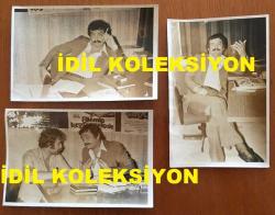 YEŞİLÇAM'IN UNUTULMAZ OYUNCUSU ve TRABZON'UN İFTİHARI TANJU GÜRSU'NUN ORİJİNAL 3'LÜ FOTOĞRAF SETİ - 18 x 12 cm EBADINDA - TANJU GÜRSU'NUN 1970'LERDE ÇALIŞMA BÜROSUNDA ÇEKİLMİŞ 3 FARKLI KARE
