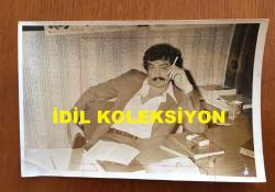 YEŞİLÇAM'IN UNUTULMAZ OYUNCUSU ve TRABZON'UN İFTİHARI TANJU GÜRSU'NUN ORİJİNAL 3'LÜ FOTOĞRAF SETİ - 18 x 12 cm EBADINDA - TANJU GÜRSU'NUN 1970'LERDE ÇALIŞMA BÜROSUNDA ÇEKİLMİŞ 3 FARKLI KARE