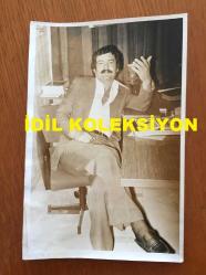 YEŞİLÇAM'IN UNUTULMAZ OYUNCUSU ve TRABZON'UN İFTİHARI TANJU GÜRSU'NUN ORİJİNAL 3'LÜ FOTOĞRAF SETİ - 18 x 12 cm EBADINDA - TANJU GÜRSU'NUN 1970'LERDE ÇALIŞMA BÜROSUNDA ÇEKİLMİŞ 3 FARKLI KARE