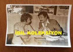 YEŞİLÇAM'IN UNUTULMAZ OYUNCUSU ve TRABZON'UN İFTİHARI TANJU GÜRSU'NUN ORİJİNAL 3'LÜ FOTOĞRAF SETİ - 18 x 12 cm EBADINDA - TANJU GÜRSU'NUN 1970'LERDE ÇALIŞMA BÜROSUNDA ÇEKİLMİŞ 3 FARKLI KARE