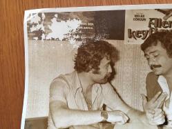 YEŞİLÇAM'IN UNUTULMAZ OYUNCUSU ve TRABZON'UN İFTİHARI TANJU GÜRSU'NUN ORİJİNAL 3'LÜ FOTOĞRAF SETİ - 18 x 12 cm EBADINDA - TANJU GÜRSU'NUN 1970'LERDE ÇALIŞMA BÜROSUNDA ÇEKİLMİŞ 3 FARKLI KARE