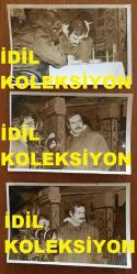 YEŞİLÇAM'IN UNUTULMAZ OYUNCUSU ve TRABZON'UN İFTİHARI TANJU GÜRSU'NUN ORİJİNAL 3'LÜ FOTOĞRAF SETİ - 18 x 12 cm EBADINDA - TANJU GÜRSU'NUN 1975 YILINDA FİLM ÇEKİMLERİNDE KAEMRA ARKASINDA OLDUĞU ANLARDA ÇEKİLMİŞ 3 FARKLI KARE, MASADA TUBORG KÜLLÜK