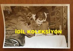 YEŞİLÇAM'IN UNUTULMAZ OYUNCUSU ve TRABZON'UN İFTİHARI TANJU GÜRSU'NUN ORİJİNAL 3'LÜ FOTOĞRAF SETİ - 18 x 12 cm EBADINDA - TANJU GÜRSU'NUN 1975 YILINDA FİLM ÇEKİMLERİNDE KAEMRA ARKASINDA OLDUĞU ANLARDA ÇEKİLMİŞ 3 FARKLI KARE, MASADA TUBORG KÜLLÜK