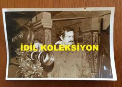 YEŞİLÇAM'IN UNUTULMAZ OYUNCUSU ve TRABZON'UN İFTİHARI TANJU GÜRSU'NUN ORİJİNAL 3'LÜ FOTOĞRAF SETİ - 18 x 12 cm EBADINDA - TANJU GÜRSU'NUN 1975 YILINDA FİLM ÇEKİMLERİNDE KAEMRA ARKASINDA OLDUĞU ANLARDA ÇEKİLMİŞ 3 FARKLI KARE, MASADA TUBORG KÜLLÜK