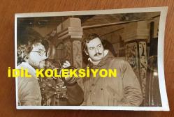 YEŞİLÇAM'IN UNUTULMAZ OYUNCUSU ve TRABZON'UN İFTİHARI TANJU GÜRSU'NUN ORİJİNAL 3'LÜ FOTOĞRAF SETİ - 18 x 12 cm EBADINDA - TANJU GÜRSU'NUN 1975 YILINDA FİLM ÇEKİMLERİNDE KAEMRA ARKASINDA OLDUĞU ANLARDA ÇEKİLMİŞ 3 FARKLI KARE, MASADA TUBORG KÜLLÜK