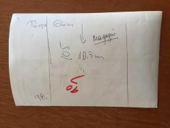 YEŞİLÇAM'IN UNUTULMAZ OYUNCUSU ve TRABZON'UN İFTİHARI TANJU GÜRSU'NUN ORİJİNAL 3'LÜ FOTOĞRAF SETİ - 18 x 12 cm EBADINDA - TANJU GÜRSU'NUN 1975 YILINDA FİLM ÇEKİMLERİNDE KAEMRA ARKASINDA OLDUĞU ANLARDA ÇEKİLMİŞ 3 FARKLI KARE, MASADA TUBORG KÜLLÜK