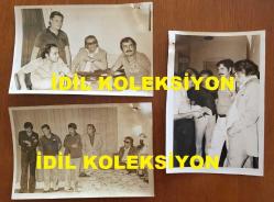 YEŞİLÇAM'IN UNUTULMAZ OYUNCUSU ve TRABZON'UN İFTİHARI TANJU GÜRSU'NUN ORİJİNAL 3'LÜ FOTOĞRAF SETİ - 18 x 12 cm EBADINDA - TANJU GÜRSU FİLM SETİNDE SAHTE PARA KULLANDIĞI GEREKÇESİYLE SET ARKADAŞLARIYLA BİRLİKTE İFADE VERDİ, 10 EYLÜL 1974