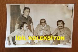 YEŞİLÇAM'IN UNUTULMAZ OYUNCUSU ve TRABZON'UN İFTİHARI TANJU GÜRSU'NUN ORİJİNAL 3'LÜ FOTOĞRAF SETİ - 18 x 12 cm EBADINDA - TANJU GÜRSU FİLM SETİNDE SAHTE PARA KULLANDIĞI GEREKÇESİYLE SET ARKADAŞLARIYLA BİRLİKTE İFADE VERDİ, 10 EYLÜL 1974