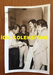 YEŞİLÇAM'IN UNUTULMAZ OYUNCUSU ve TRABZON'UN İFTİHARI TANJU GÜRSU'NUN ORİJİNAL 3'LÜ FOTOĞRAF SETİ - 18 x 12 cm EBADINDA - TANJU GÜRSU FİLM SETİNDE SAHTE PARA KULLANDIĞI GEREKÇESİYLE SET ARKADAŞLARIYLA BİRLİKTE İFADE VERDİ, 10 EYLÜL 1974