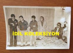 YEŞİLÇAM'IN UNUTULMAZ OYUNCUSU ve TRABZON'UN İFTİHARI TANJU GÜRSU'NUN ORİJİNAL 3'LÜ FOTOĞRAF SETİ - 18 x 12 cm EBADINDA - TANJU GÜRSU FİLM SETİNDE SAHTE PARA KULLANDIĞI GEREKÇESİYLE SET ARKADAŞLARIYLA BİRLİKTE İFADE VERDİ, 10 EYLÜL 1974
