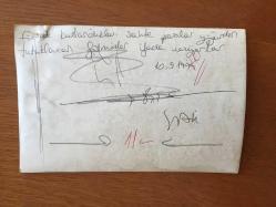 YEŞİLÇAM'IN UNUTULMAZ OYUNCUSU ve TRABZON'UN İFTİHARI TANJU GÜRSU'NUN ORİJİNAL 3'LÜ FOTOĞRAF SETİ - 18 x 12 cm EBADINDA - TANJU GÜRSU FİLM SETİNDE SAHTE PARA KULLANDIĞI GEREKÇESİYLE SET ARKADAŞLARIYLA BİRLİKTE İFADE VERDİ, 10 EYLÜL 1974