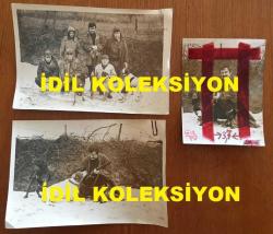YEŞİLÇAM'IN UNUTULMAZ OYUNCUSU ve TRABZON'UN İFTİHARI TANJU GÜRSU'NUN ORİJİNAL 3'LÜ FOTOĞRAF SETİ - 18 x 12 cm  ve 12 x 9 cm EBADINDA - TANJU GÜRSU ARKADAŞLARIYLA BİRLİKTE AVDAYKEN ÇEKİLMİŞ 3 FARKLI KARE, TANJU GÜRSU YANINDA AV KÖPEKLERİ ve VURDUĞU ÖRDEKLE GÖRÜLÜYOR