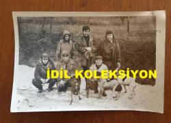 YEŞİLÇAM'IN UNUTULMAZ OYUNCUSU ve TRABZON'UN İFTİHARI TANJU GÜRSU'NUN ORİJİNAL 3'LÜ FOTOĞRAF SETİ - 18 x 12 cm  ve 12 x 9 cm EBADINDA - TANJU GÜRSU ARKADAŞLARIYLA BİRLİKTE AVDAYKEN ÇEKİLMİŞ 3 FARKLI KARE, TANJU GÜRSU YANINDA AV KÖPEKLERİ ve VURDUĞU ÖRDEKLE GÖRÜLÜYOR