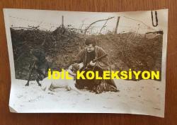YEŞİLÇAM'IN UNUTULMAZ OYUNCUSU ve TRABZON'UN İFTİHARI TANJU GÜRSU'NUN ORİJİNAL 3'LÜ FOTOĞRAF SETİ - 18 x 12 cm  ve 12 x 9 cm EBADINDA - TANJU GÜRSU ARKADAŞLARIYLA BİRLİKTE AVDAYKEN ÇEKİLMİŞ 3 FARKLI KARE, TANJU GÜRSU YANINDA AV KÖPEKLERİ ve VURDUĞU ÖRDEKLE GÖRÜLÜYOR